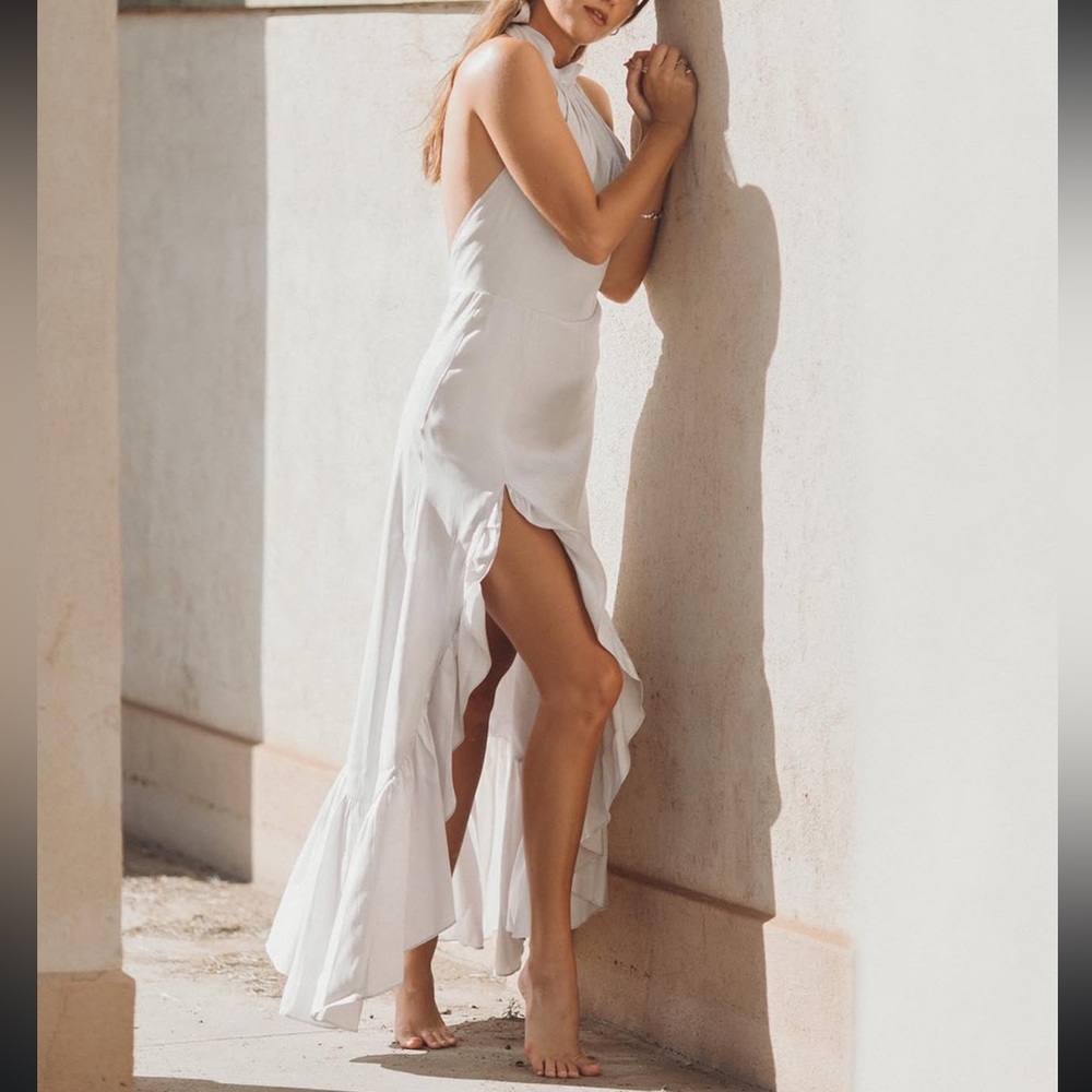 Elegant Halter Maxi Dress in Light Gray